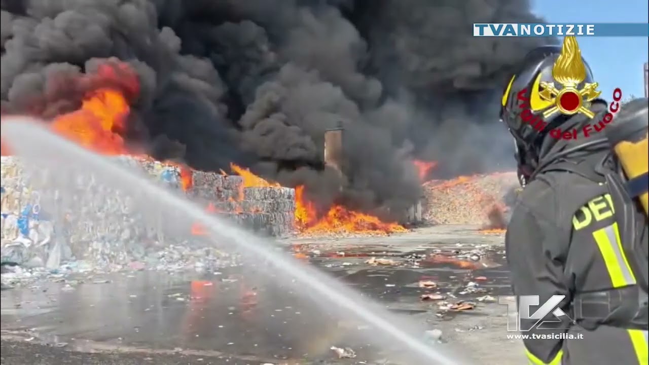 Vasto incendio nella zona industriale di Catania: in fiamme una ditta di rifiuti