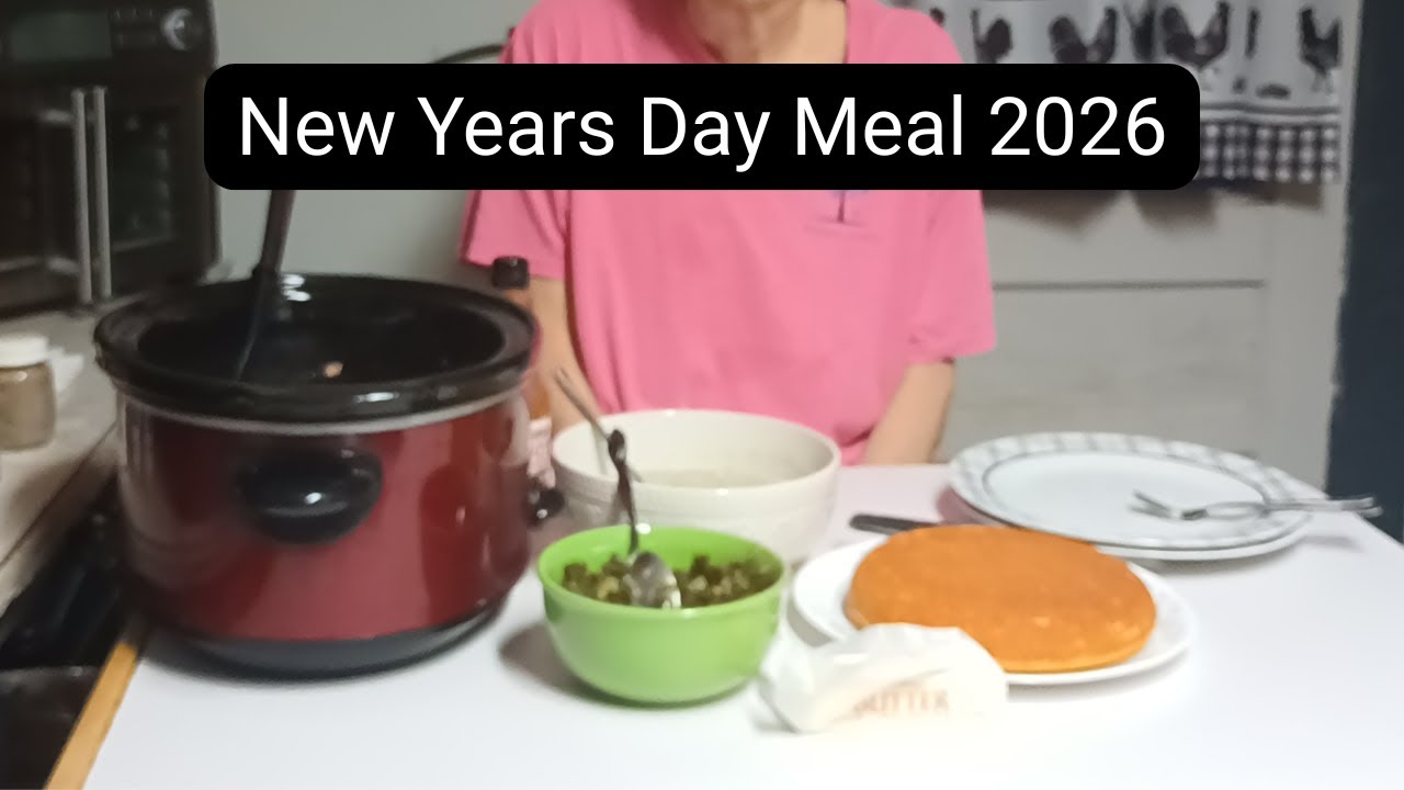 Новогоднее меню: черноглазый горох, картофель, кукурузный хлеб и зелень.