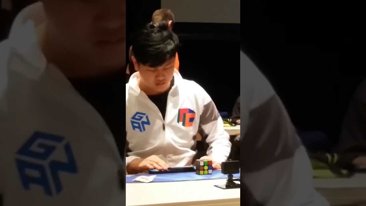 Max Park solving one handed cube 