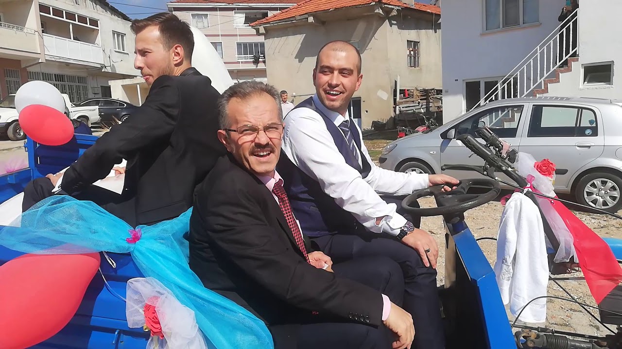 DEMİRCİ'NİN BARDAKÇI KÖYÜNDE ELİF ABDURRAHMAN ÇİFTİ KÖYDE ÇAPA MOTORU İLE DOLAŞIYOR..