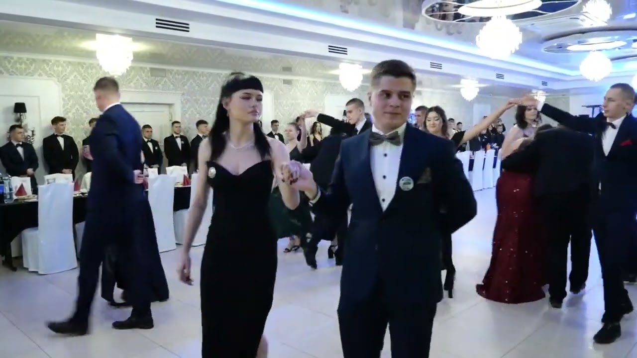 Polonez  Studniówka w Zespole Szkół Zawodowych w Hajnówce