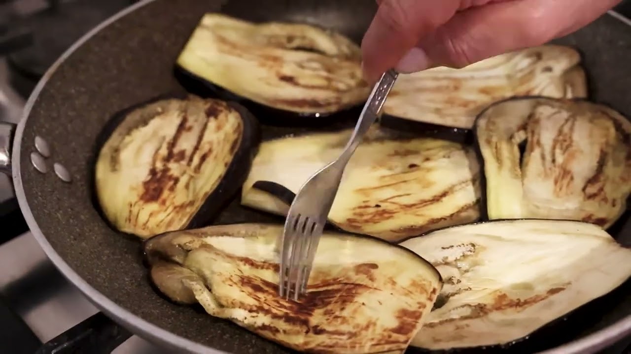 Today in La Vialla's kitchen, Stefania bakes eggplant Parmigiana with pesto and tomatoes