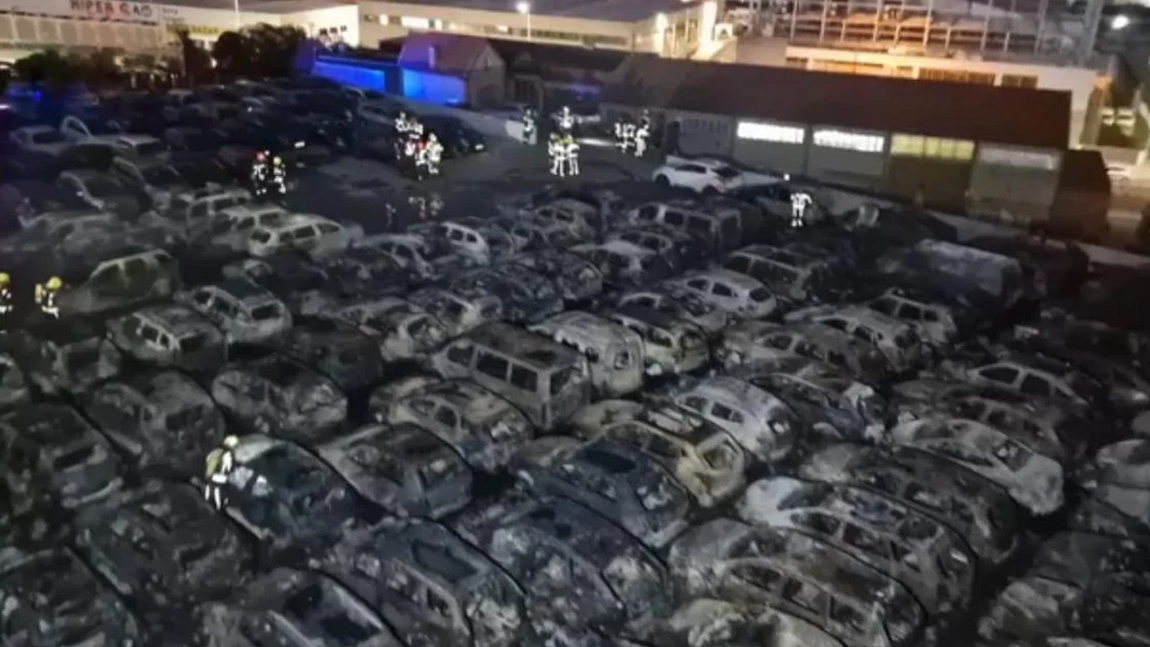 В пожаре в Лиссабоне сгорело более 200 автомобилей — виновата ли Tesla?