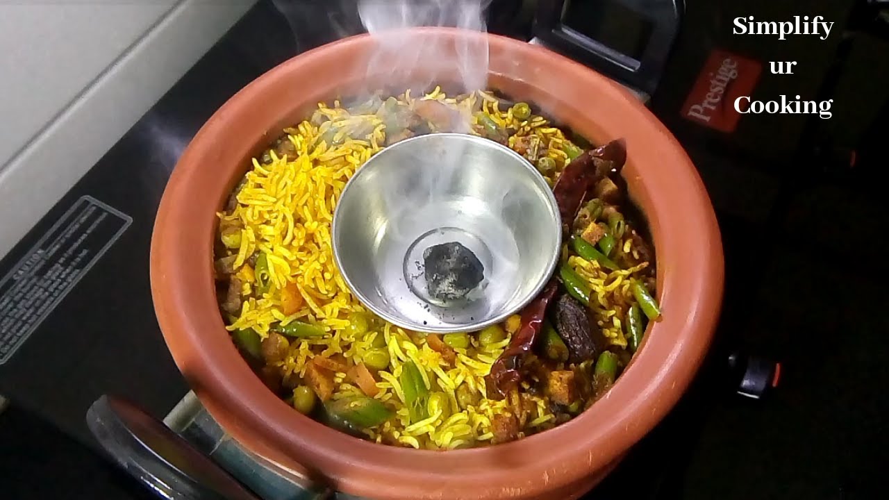 TASTES LIKE HEAVEN: How to Cook This Mouthwatering Veg Dam Pulav in a Clay Pot! Dum biryani