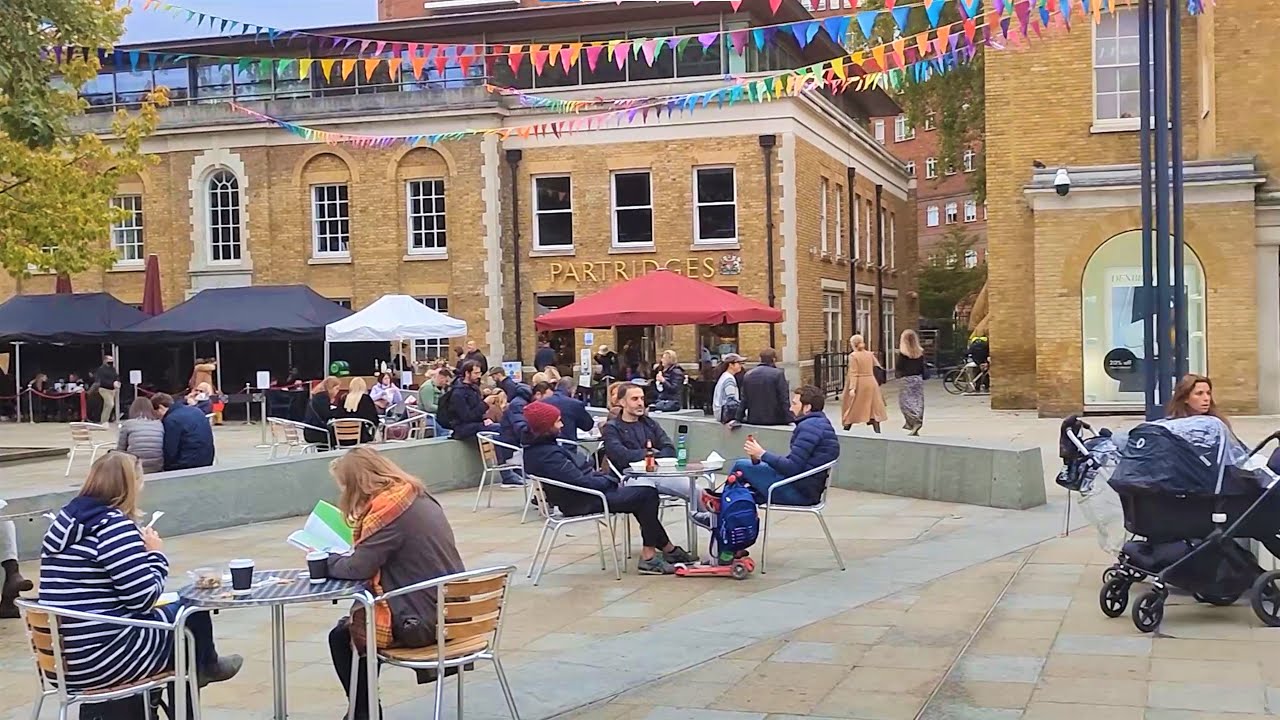 London Walk - Busy Chelsea High Street (King's Road) and Sloane Square, Duke of York Square
