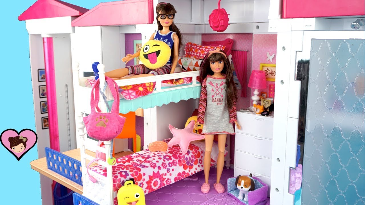 Barbie Twin Sisters Bunk Bed Morning Routine - Packing School Lunches!