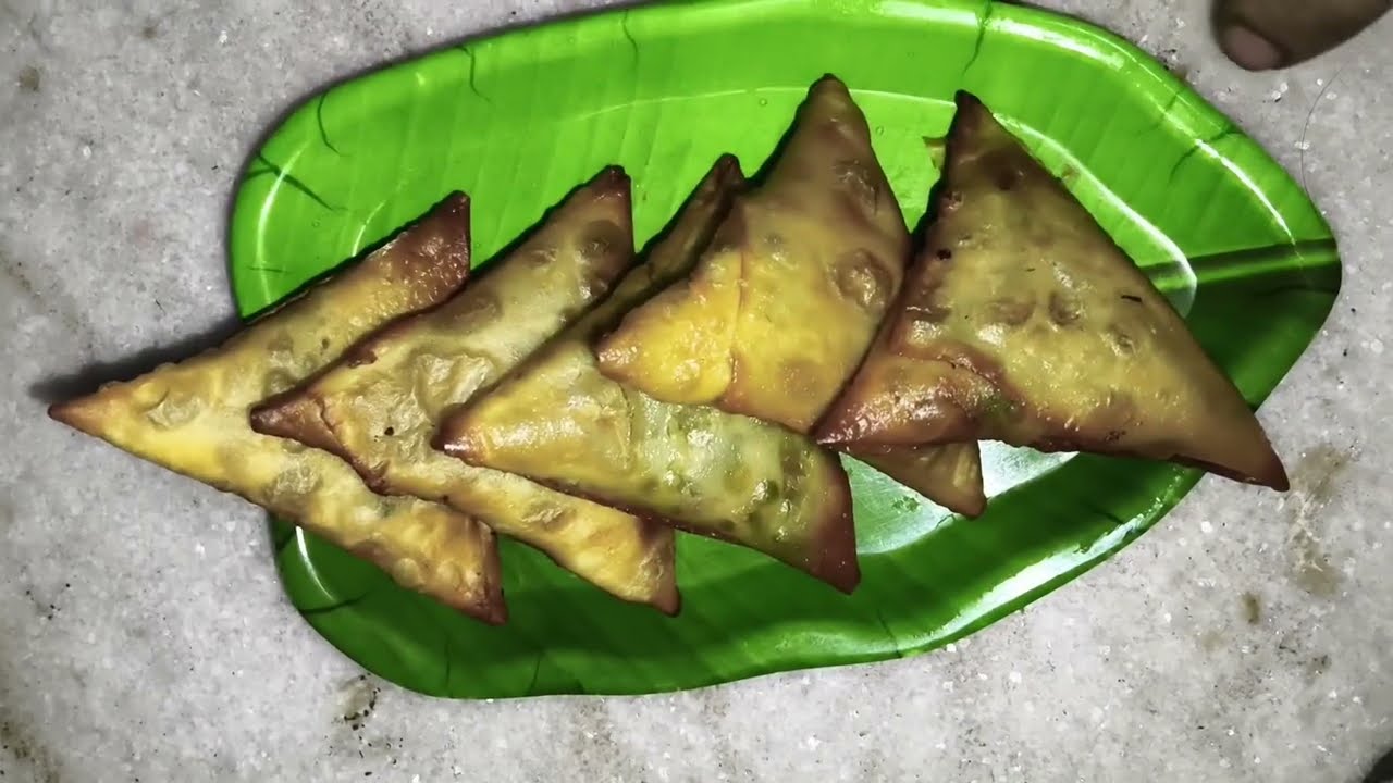 Let's make Chicken Keema samosa Ramadan Special dish 😋👌🏻 #food #viral #chickendish #samosarecipe 