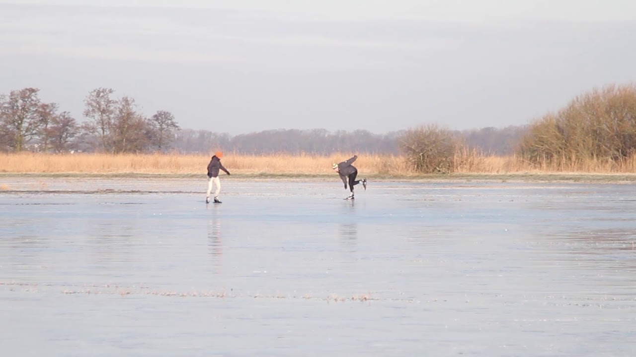 Schaatser trapt steeds weer in wak