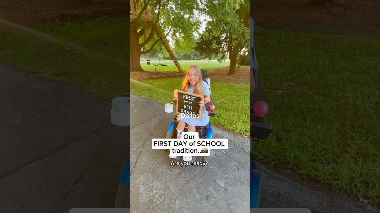 Our BEST Back to School Photos📸 #sisters #firstdayofschool #photoshoot #motherdaughter