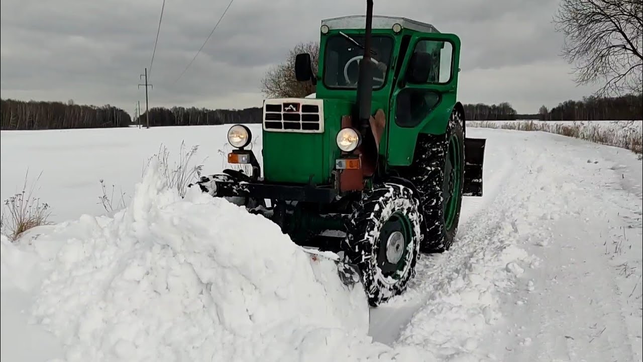 Весенняя очистка дорог трактором Т-40АМ