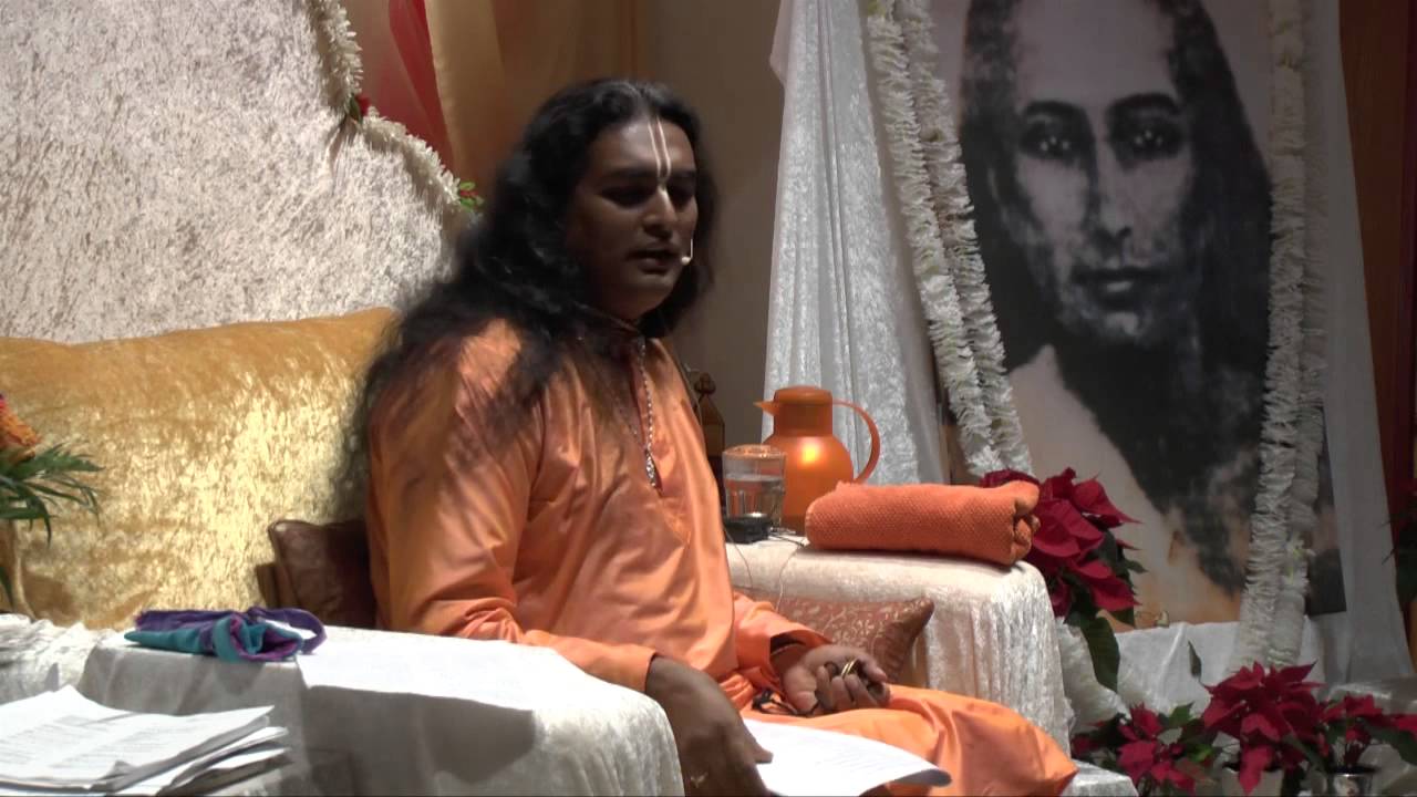 Radhe Jaya Jaya Madhava Dayite Medley sung by Sri Swami Vishwananda - Darshan, 29th Nov 2012