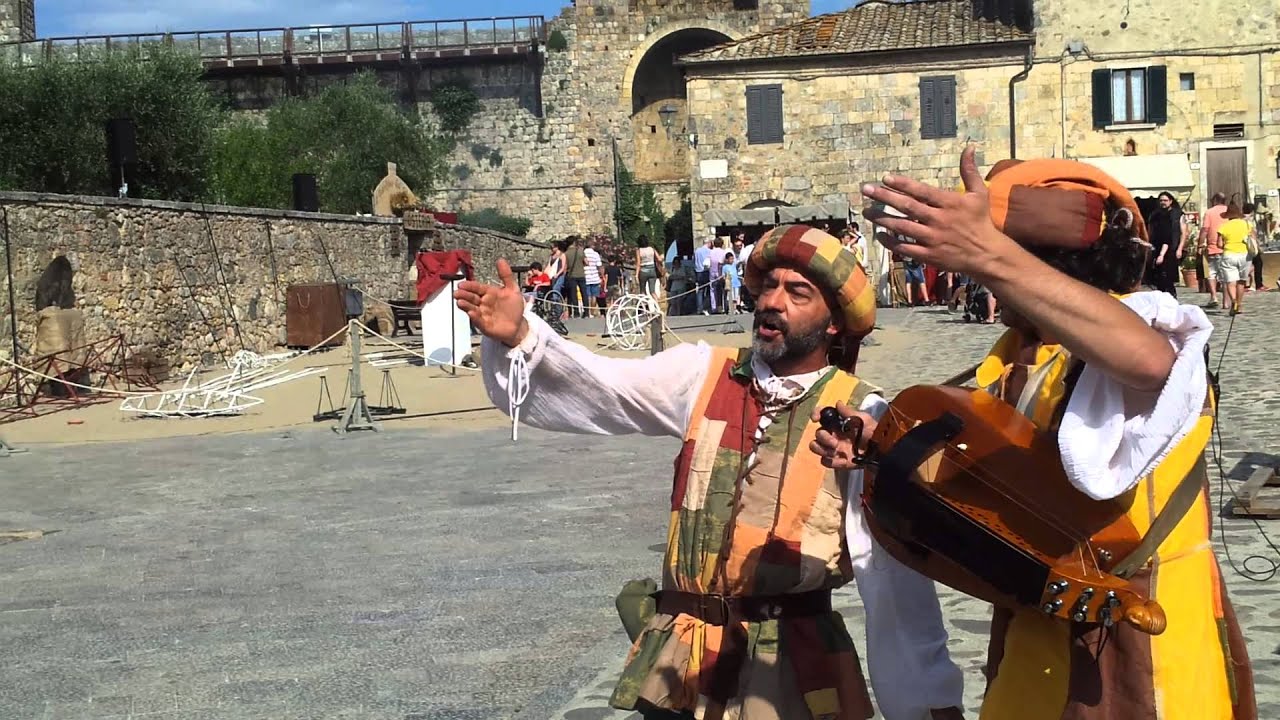 Menestrelli a Monteriggioni