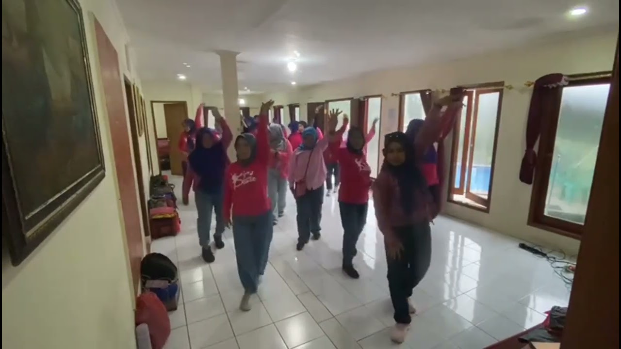La Cha Cha Cha Line Dance #choreo @adelaineade5599  / Demo by SiskaLD 💃