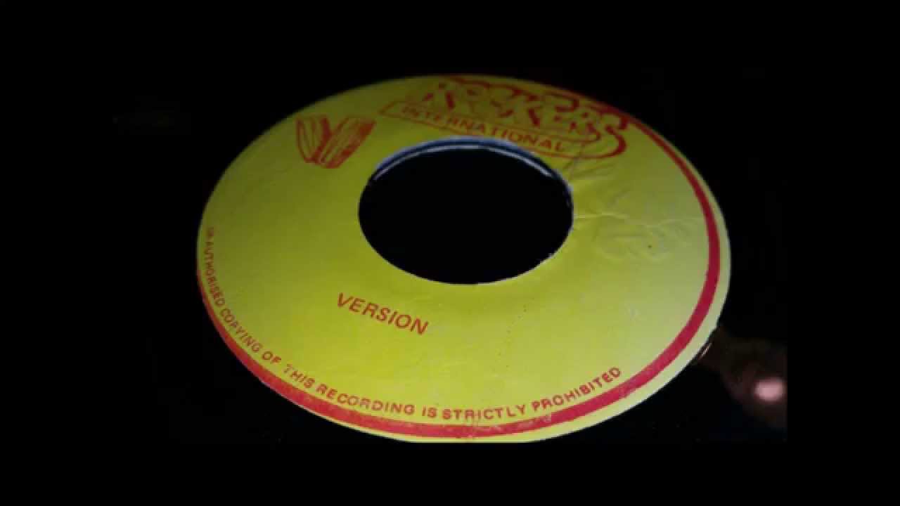 PAPA LEVI - RUN COME IN A DE DANCE + VERSION
