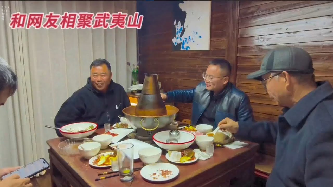 离过年越来越近了，老兵房车之旅返程经过武夷山，和当地网友聚聚#房车旅行 #房车旅行日记 #行者老兵