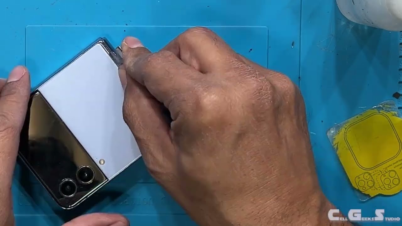 Replacing the battery in a Samsung Z Flip 4 | SONAN TECH