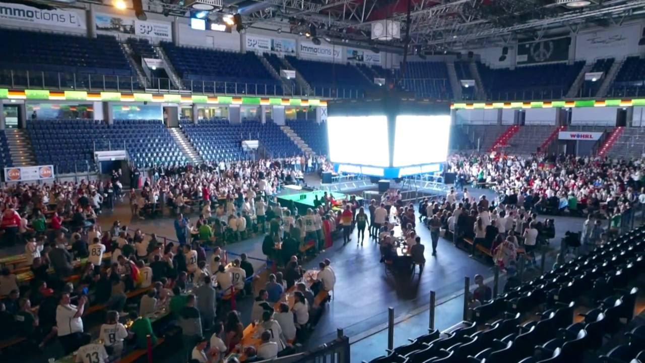 Die Stimmung beim Public Viewing in der Arena N&uuml;rnberger Versicherung
