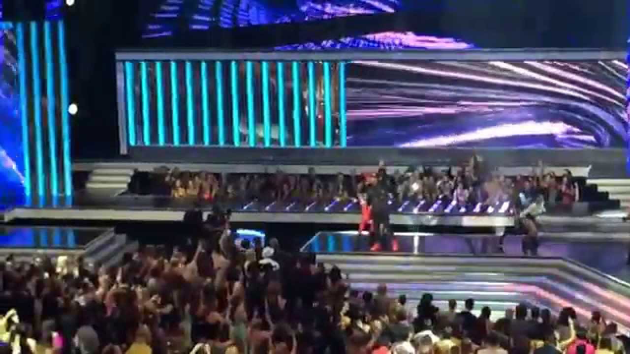 Travesuras - Nicky Jam LIVE at Latin Bollboards 2015