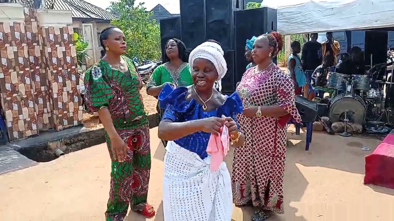 IKA MUSICIAN DON KENNEDY PERFORM OBERENWA IN OWANTA ALIOSHIMI PLS SUBSCRIBE BOOK LIKE COMMENT SHARE.