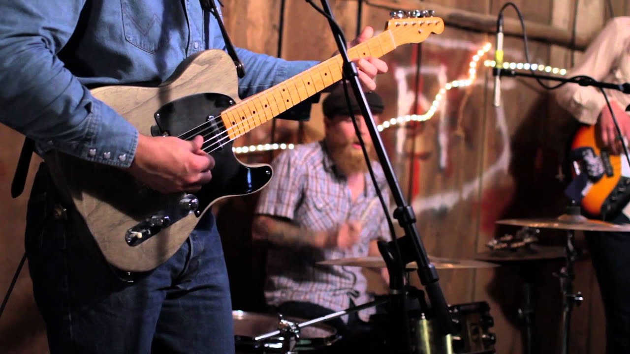 Sunday Valley (Sturgill Simpson) - Listening To The Rain (Live in a Barn)