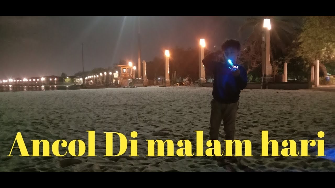 Bermain pasir di Ancol Malam Hari