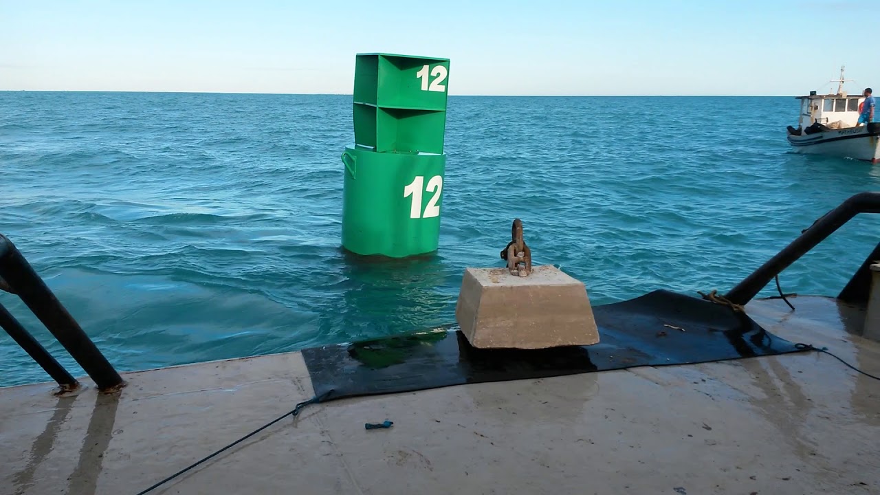 Lançamento de uma boia de bombordo no Porto Ilha em Areia Branca - RN.