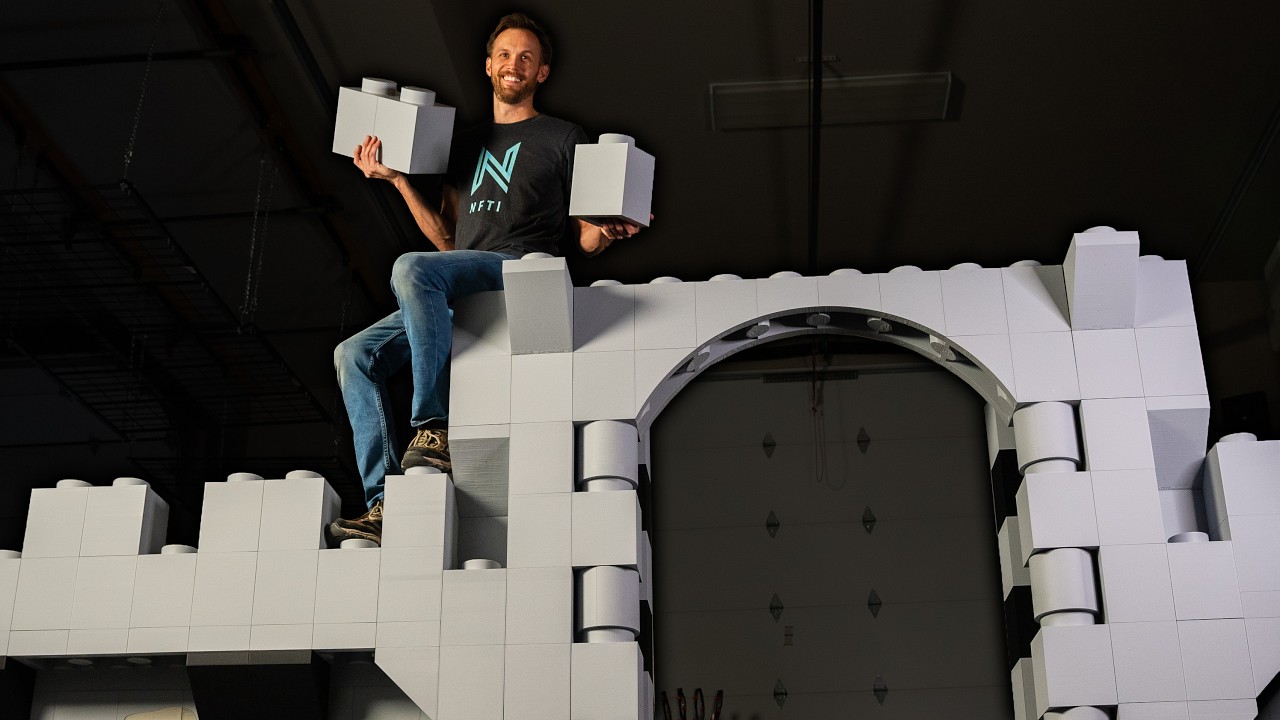 Что, если бы кирпичики в стиле Lego были размером с настоящие кирпичики?