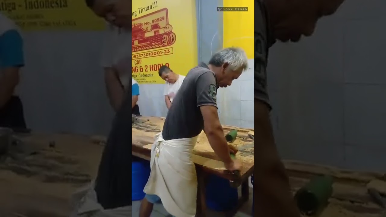 Pembuatan Enting-Enting Gepuk Khas Salatiga