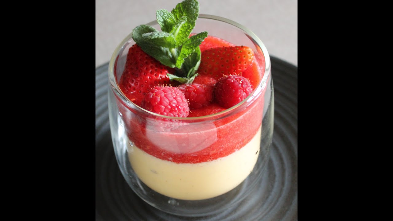 Bayerische Creme mit Fruchtsauce und Früchten