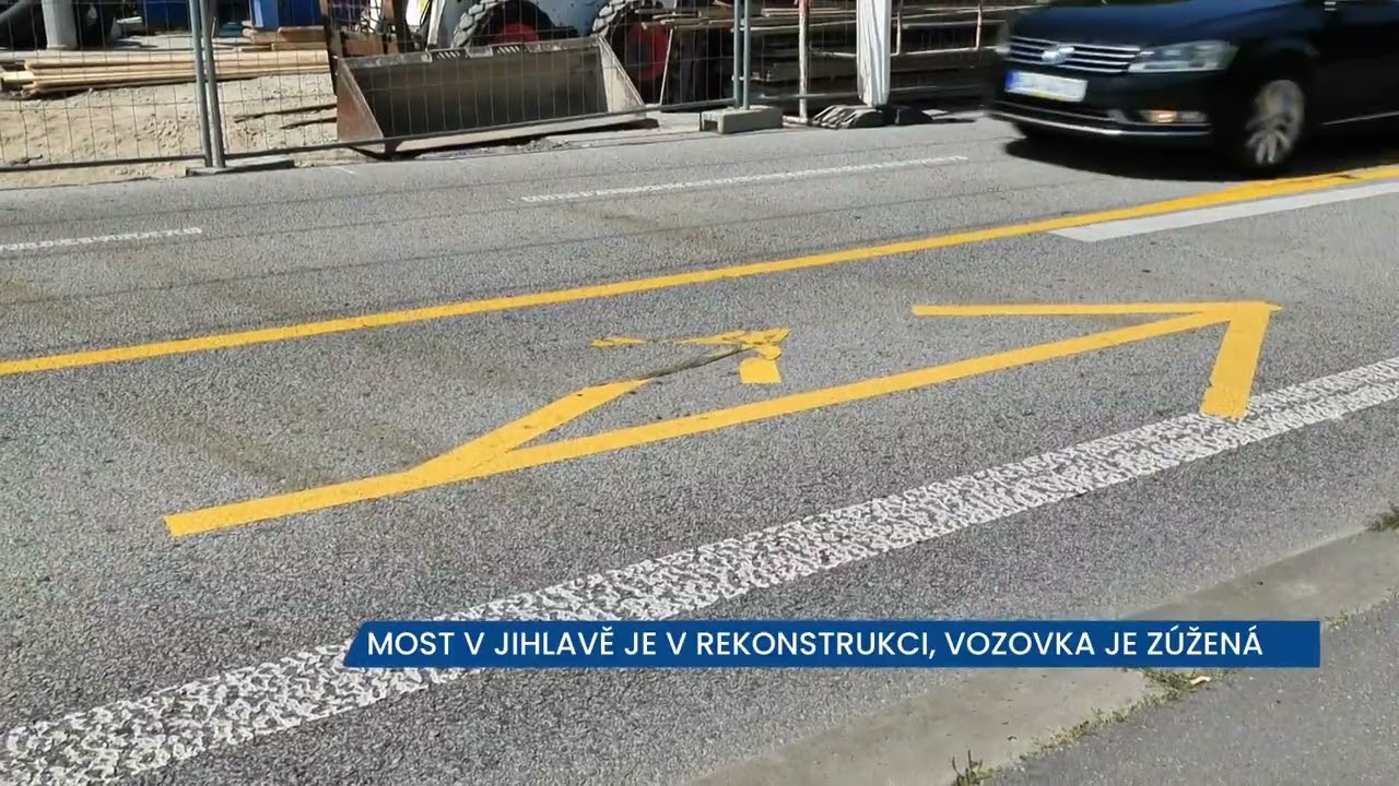 Na mostě v Jir&aacute;skově ulici v Jihlavě je z&uacute;žen&aacute; vozovka