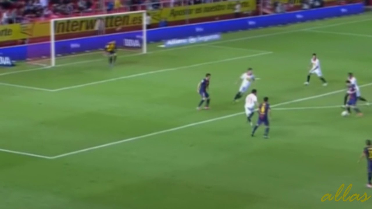 Xavi Hernandez - Looking over the shoulder