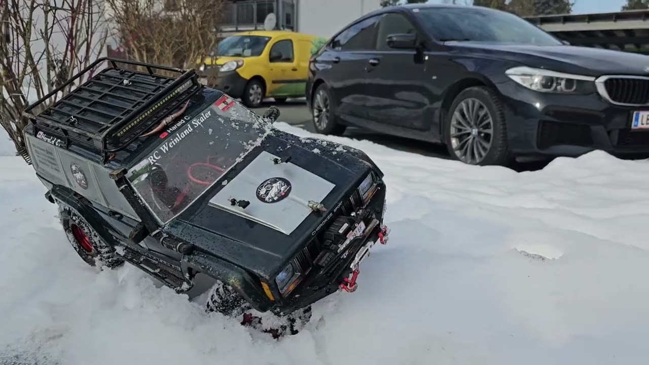 Axial SCX10 2 on Snow 