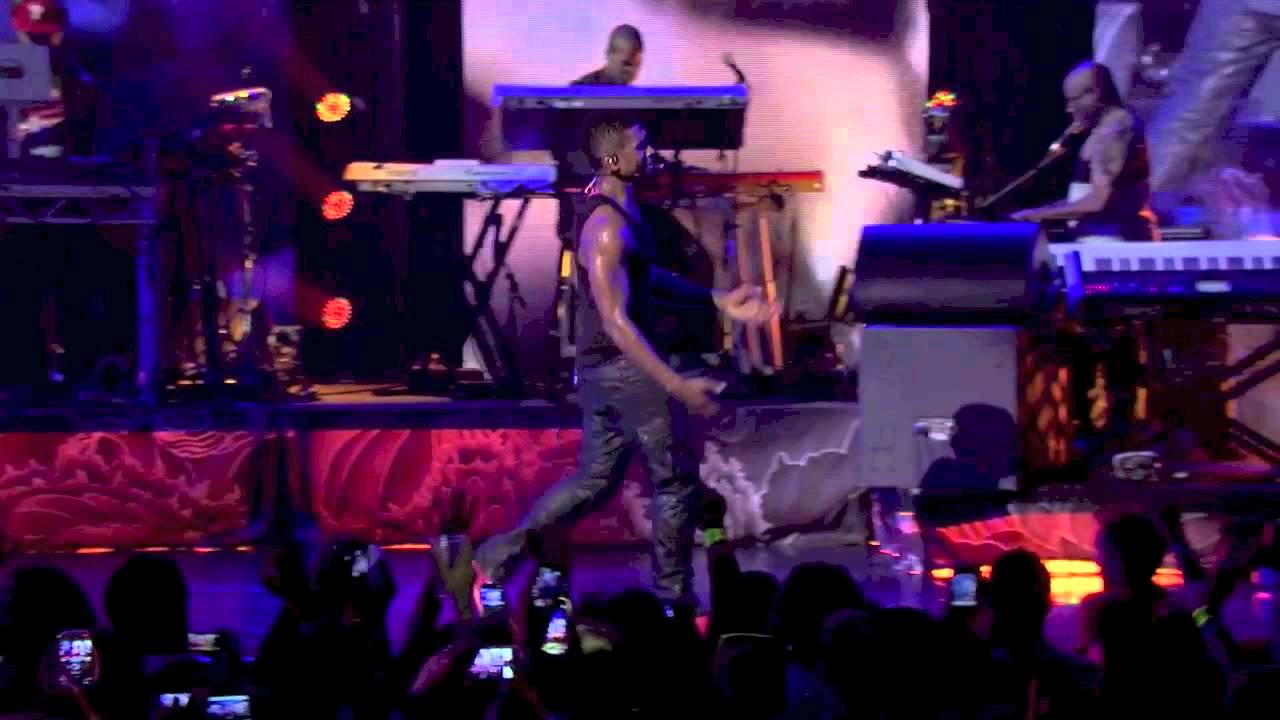 Usher - Remid Me / U Don't Have To Call (Live at iTunes Festival 2012)