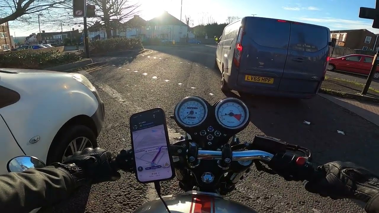 Triumph Thruxton 900 POV: Guildford - Harley Davidson Guildford (via A3)