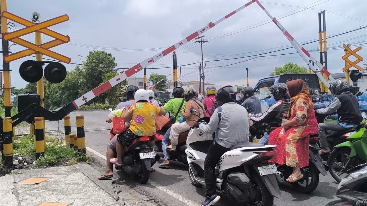 Palang Perlintasan Dan Kereta Api Siang Di Lokasi Beebeda