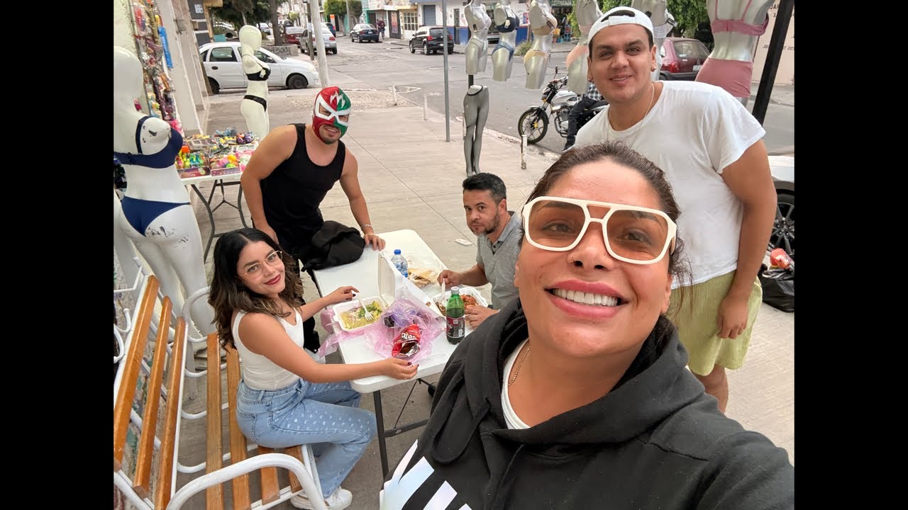 Ya en mi local platicando muchos temas 
