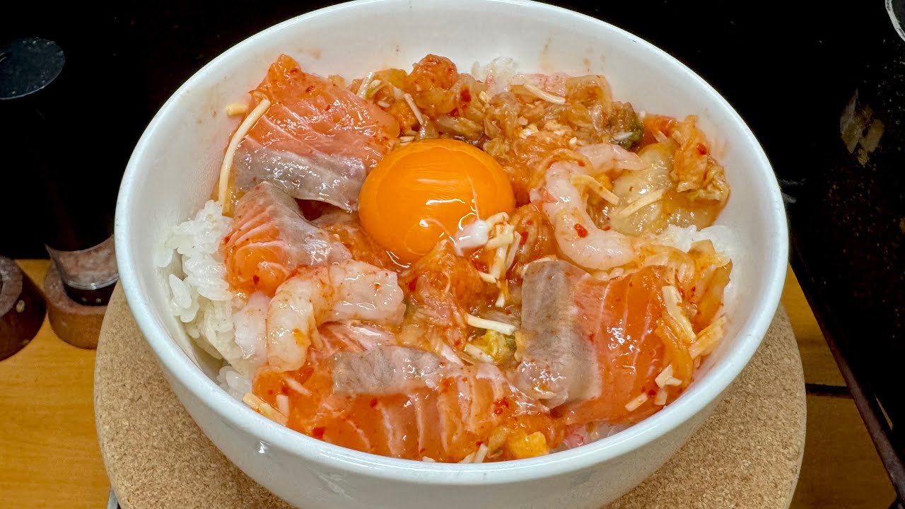 血縁関係の”け”の字もない真っ赤なキムチーズサーモン生他人丼をハイボールでキメるだけの動画