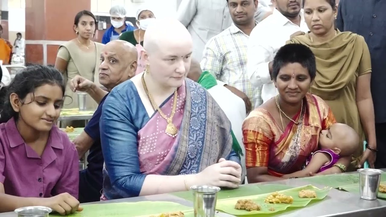 భక్తులతో కలిసి అన్న ప్రసాదాన్ని స్వీకరించిన శ్రీమతి అన్నా కొణిదల గారు.