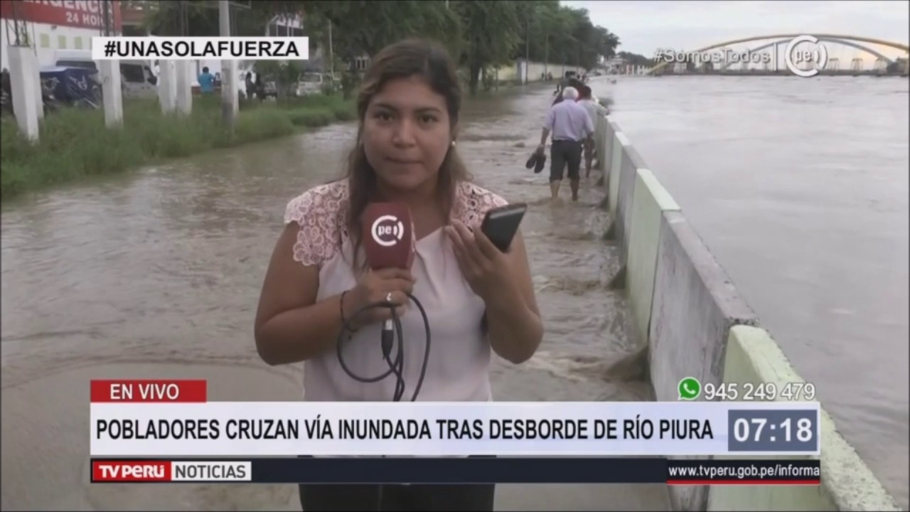 Pobladores cruzan vía inundada tras desborde de Río Piura