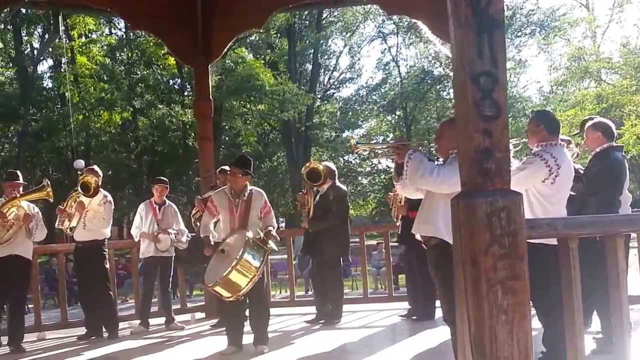 Fanfara de la Chetris in parc la Onesti