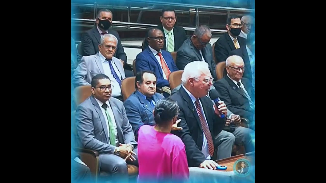 Pastor Silas da AD Cuiabá-MT ignora profetisa enquanto pede oferta para o 