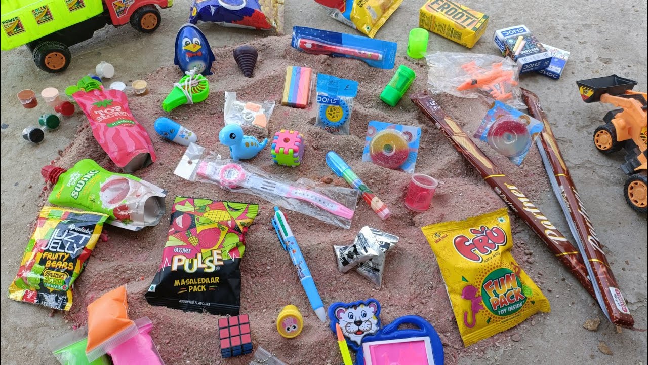 देखो बच्चो! JCB ने मिट्टी मे से pencil eraser sharpener  toffee chocolate jelly kinder Joy निकाले 