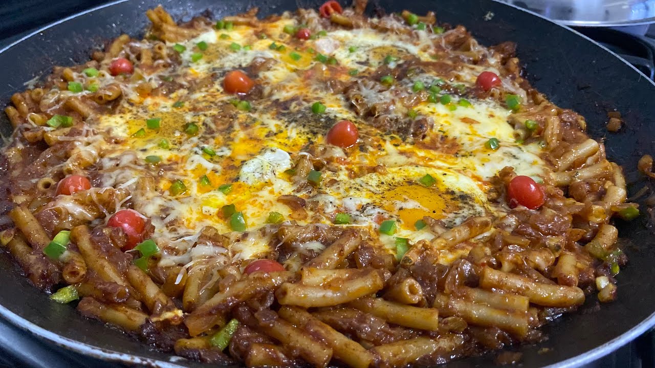 Sur le plats sauce tomate avec macaronis darra dou dess machalla