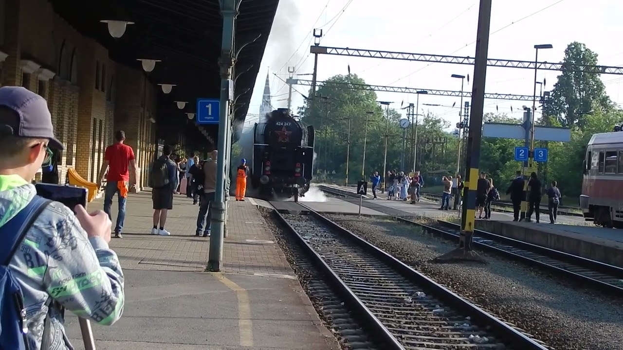 424,247 Nosztalgia vonat, induló vágányra állítás előtt / Szeged