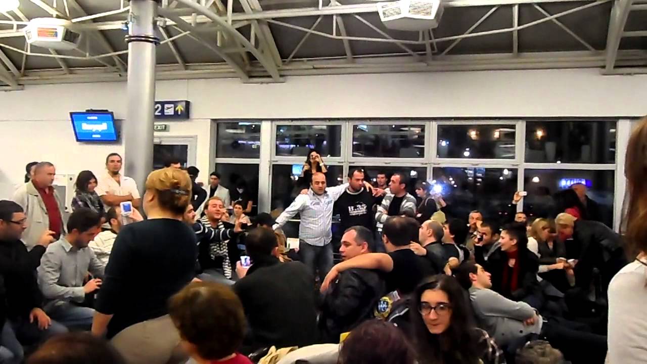 ГРУЗИНЫ ПОЮТ В КИЕВЕ В АЭРОПОРТУ / Georgian national songs in Kiev airport 4