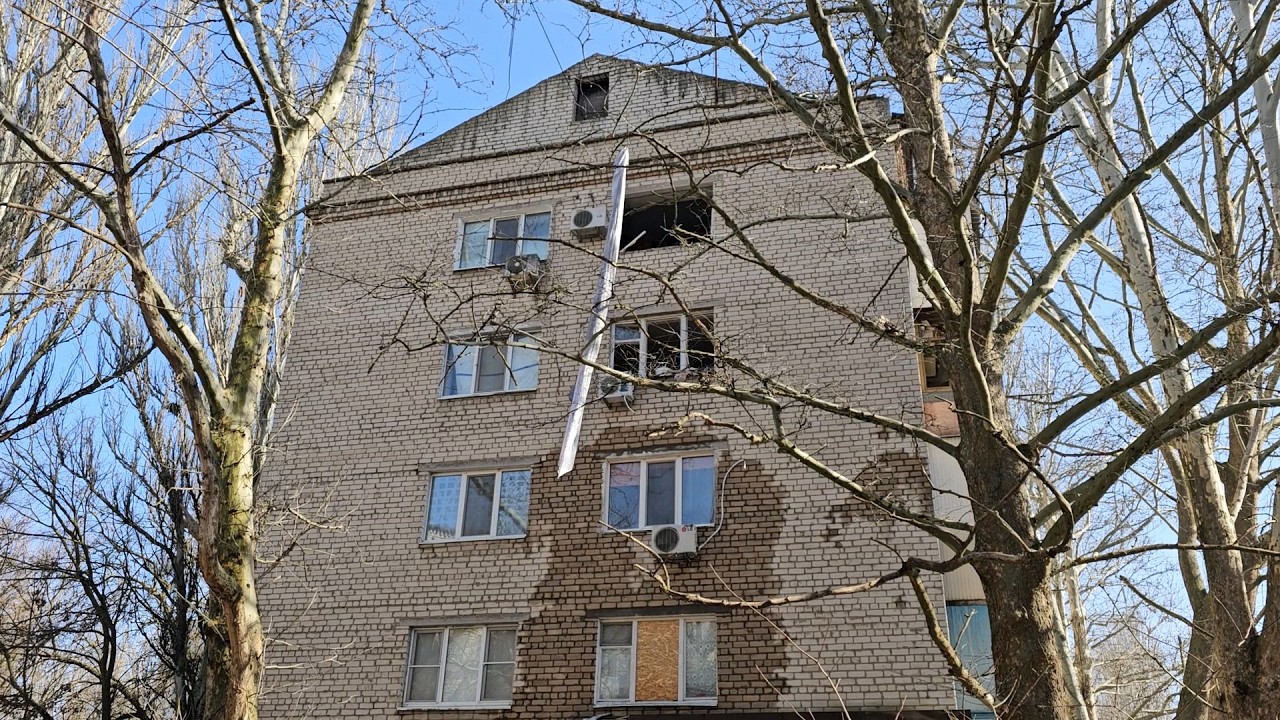 Херсон 02.03.2026 Внаслідок влучання снаряду повністю зруйнована одна з квартир у багатоповерхівці