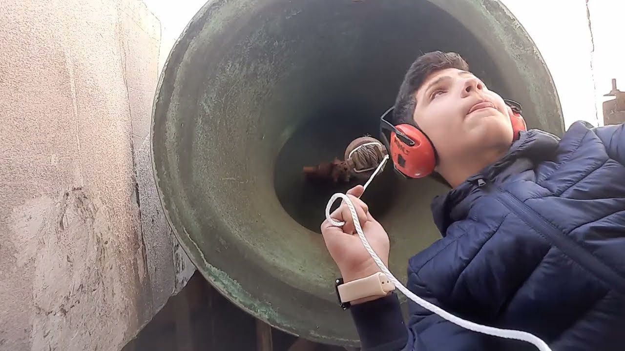 (10 Mins)  Toque manual a Difunto en la parroquia del carmen de Madrid 