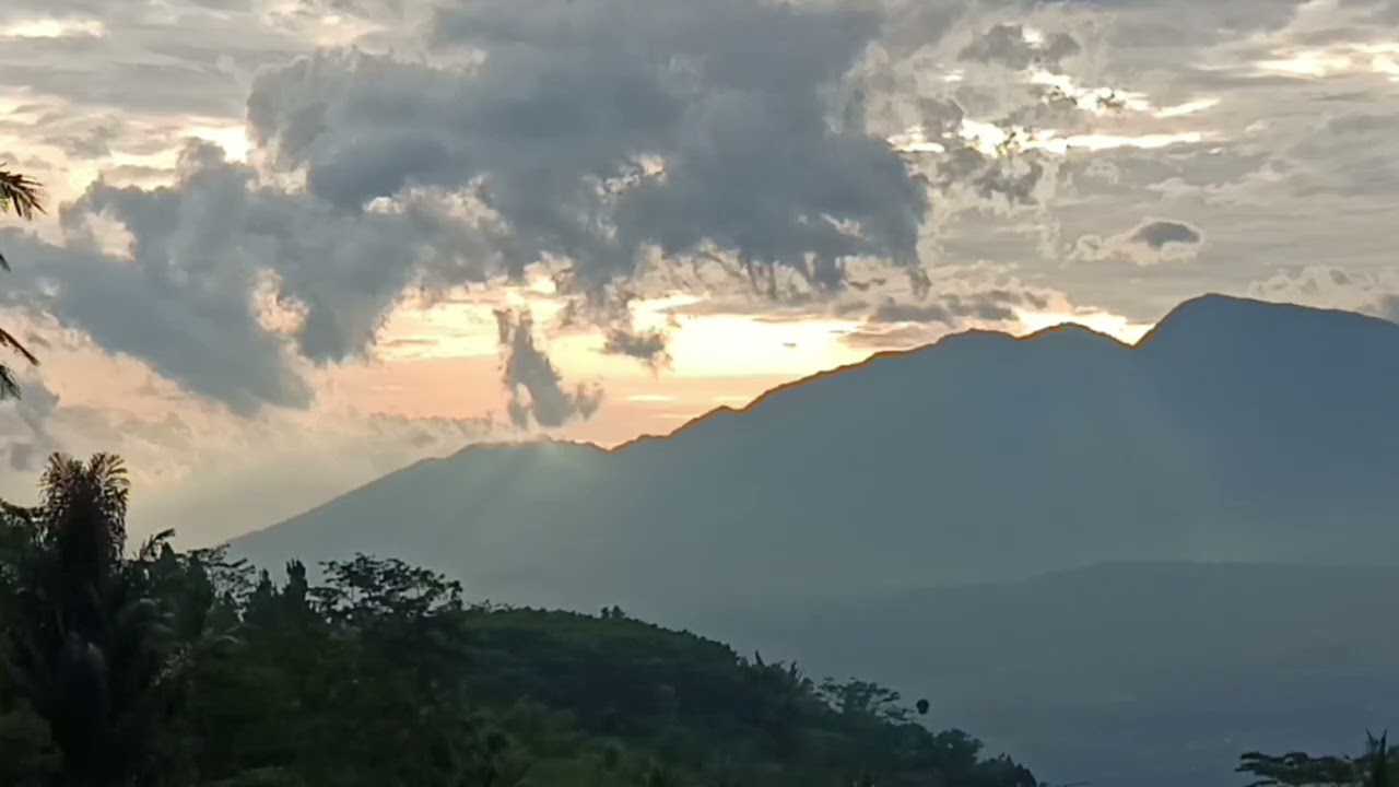Golden Hour Above The Mountains | Evening Sky Documentary