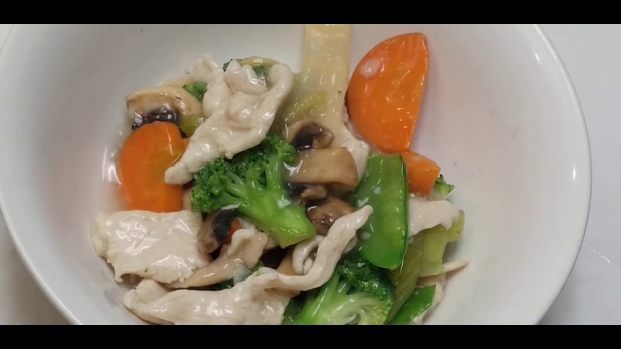 Жареные овощи и курица в белом соусе