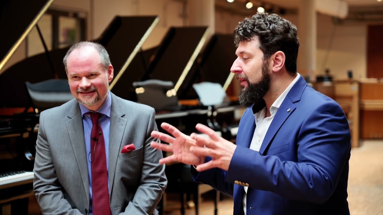 Das richtige Klavier finden - Pianist trifft Klavierbauer